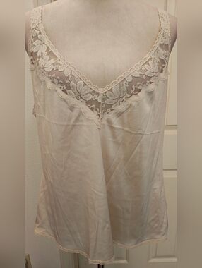 Vintage 70s Maidenform Cream Cami Top w Lace Trim.